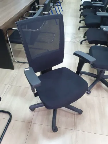 Cadeira Giratória Diretor com Encosto em Tela mesh