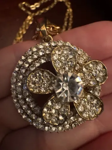Lindíssimo colar dourado com pingente em strass