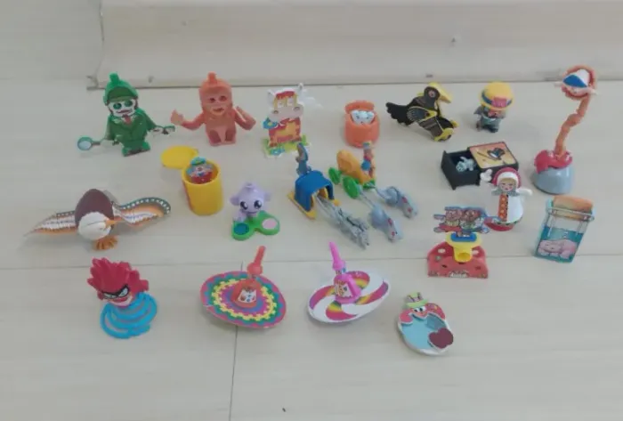 Lote com 21 miniaturas Kinder Ovo