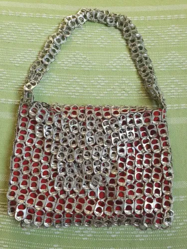 Bolsa toda de anel de latinhas 