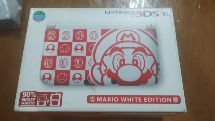 Nintendo 3DS XL Mario White Edition