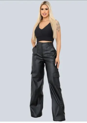 Calça cargo couro pantalona Premium <br>R$485,00<br>- R$100,00 dia 01/08<br>Ficando: R$385,00