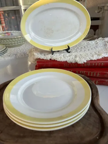 Conjunto de 3 Pratos e 1 travessa oval Antigos com Manufatura