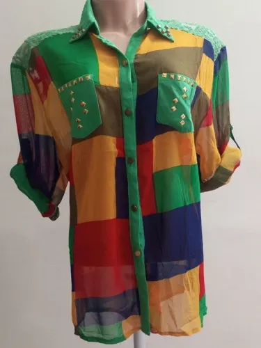 Blusa levemente transparente, colorida. Tam. GG