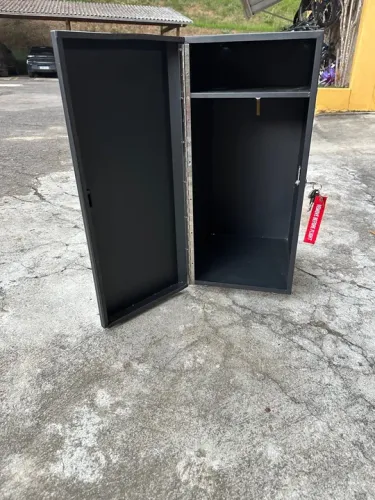 Armário de Metal Preto