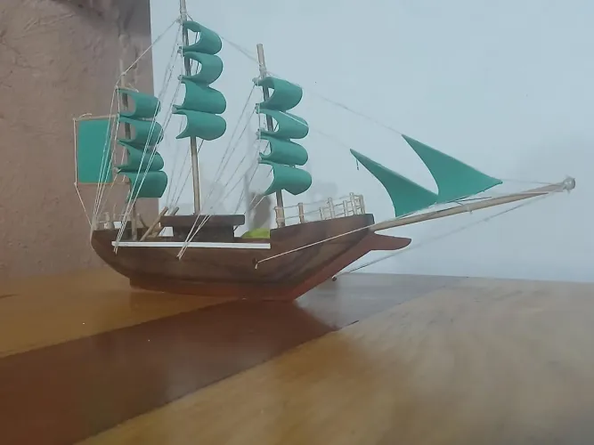 Miniatura de Navio Decorativo em Madeira