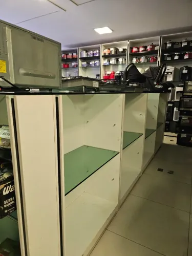 Balcão de Loja Branco com Prateleiras de Vidro