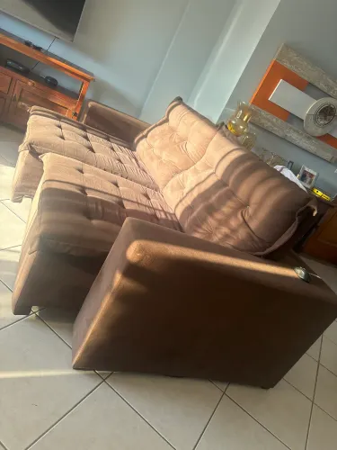Sofá retrátil e inclinável. 