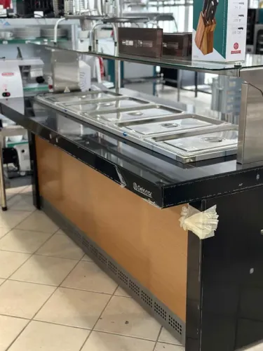 A. Buffet térmico quente 10 cubas Gelopar completo com as gns e tampas