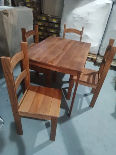 Conjunto Mesa e 4 Cadeiras de Madeira