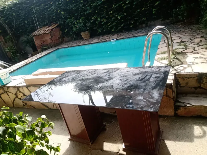 Mesa com tampo de vidro pra sala de jantar.