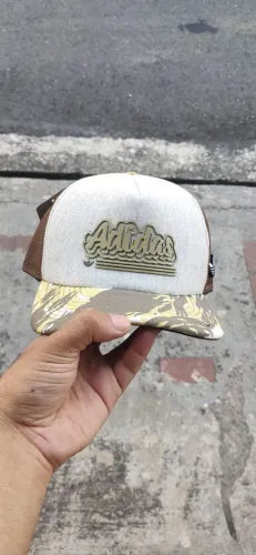 Boné Redinha/Telinha Modelo Trucker Snapback com fecho ajustável 