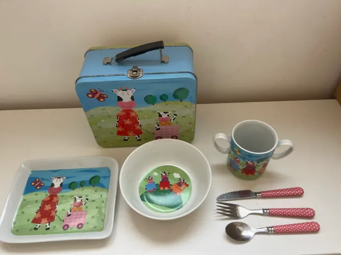 Lancheira metal infantil com talheres e louça porcelana 