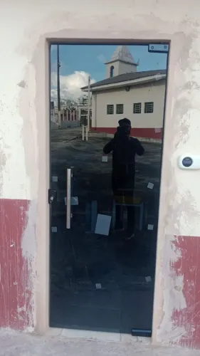 Porta de vidro temperado com moldura de alumínio