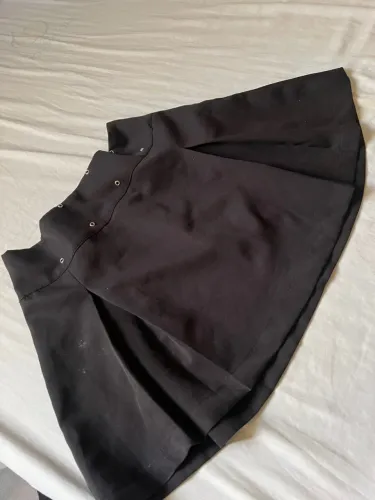 Saia preta com detalhes