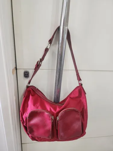 Bolsa de nylon Vermelha com alça e bolsos de couro vintage