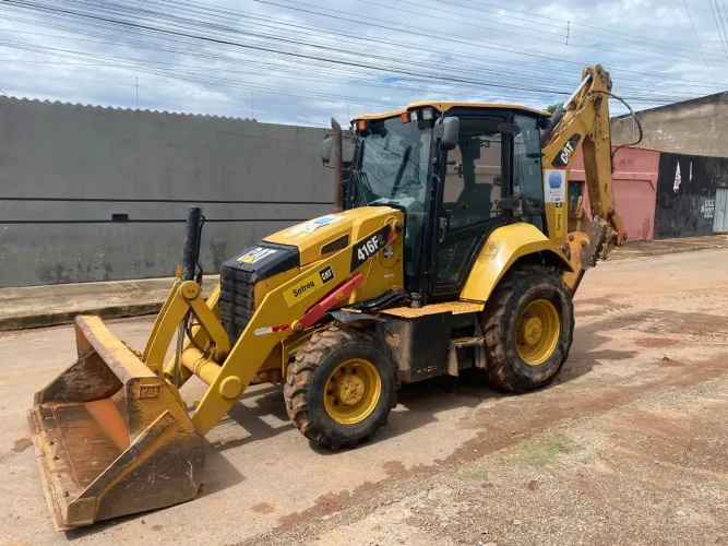 Vendo Retroescavadeira Caterpillar 2018