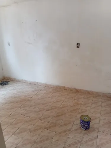 Aluga-se um cômodo com banheiro 