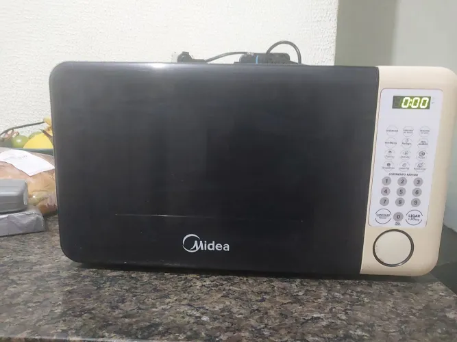 Micro-ondas Midea funcionando a todo vapor.