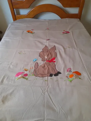colcha de cama solteiro bordada a mão antiga em ótimo estado
