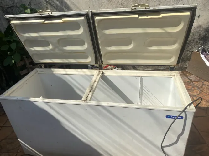  Freezer à Venda - Motor necessita de reparos!