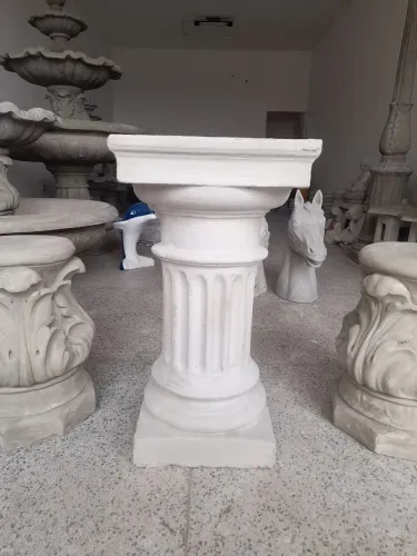 Coluna grande em cimento para decoração de jardim