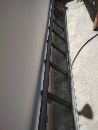 Vendo uma escada de madeira bem resistente