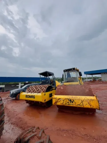 Rolo compactador disponível para locação