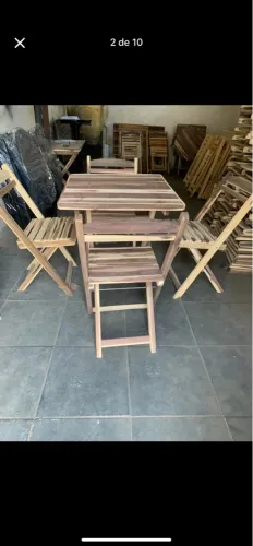 Mesa com cadeiras dobráveis 