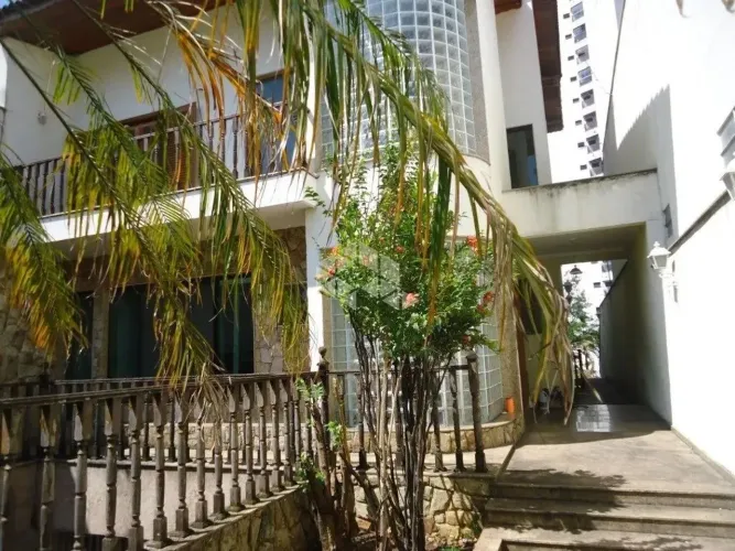 Casa a venda com 751m², 3 suítes, banheira, piscina, na Mooca.