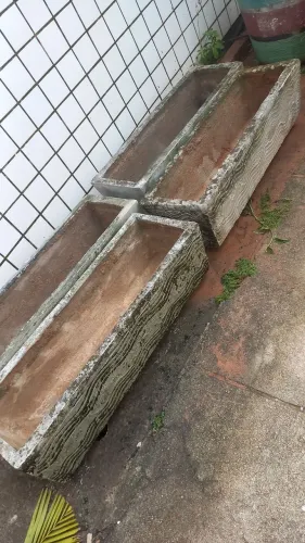 Vários jarros de cimento jardineira usados em Bom estado 50 a unidade