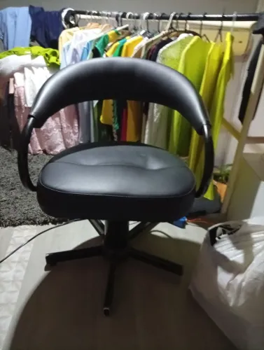 Vendo uma cadeira para cabeleireiro foi a minha primeira cadeira está com estofado perfe