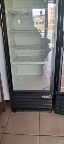 Freezer vertical com porta de vidro. Usado em boas condições funcionando perfeitamente