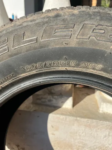 Par Pneus Bridgestone 205/70R15