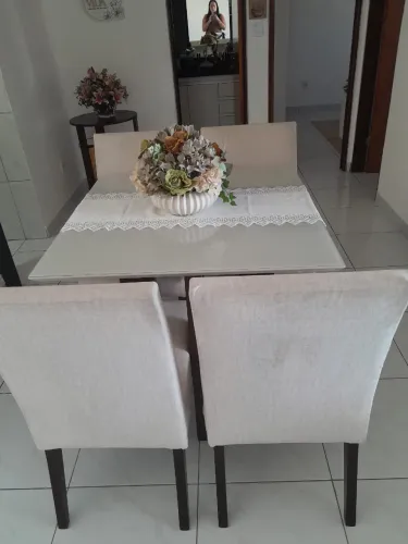 Mesa 4 cadeiras em madeira 