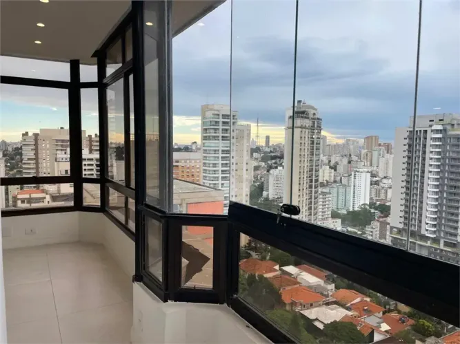 Apartamento reformado com 3 dormitórios à venda nas Perdizes