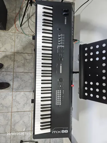 Yamaha MX88 teclado musical profissional muito novo... usado para estudos