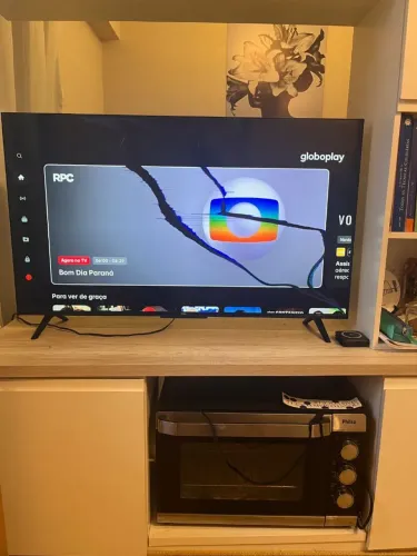 TV com tela quebrada, funcionando