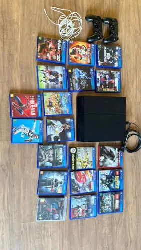 PlayStation 4 com 2 Controles e 19 Jogos - Kit Completo