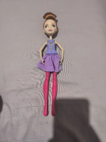 Boneca EAH Ever After High Holly OHair Bailarina