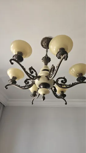 Lustre Clássico Colonial 6 Braços em Bronze/Latão com Cúpulas de acrílico 