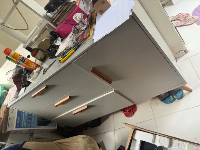 Cômoda três gavetas e uma porta
