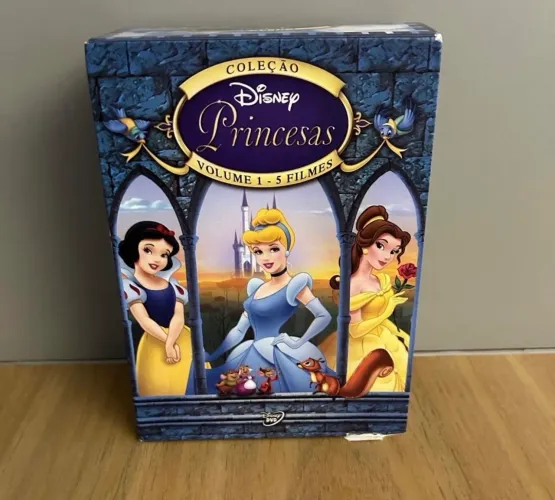 box coleção princesas disney. volume 1, com 5 filmes. a caixa está com avaria.