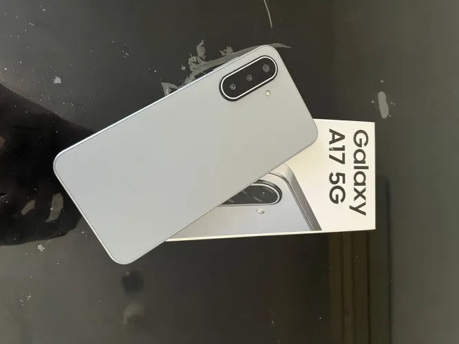 Samsung Galaxy A17 em perfeito estado.
