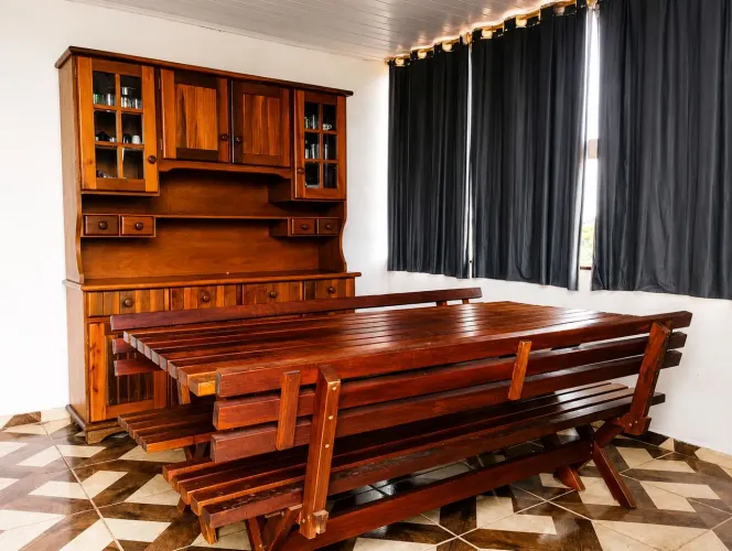 Mesa com bancos + armário rústico (arca e oratório) de madeira maciça