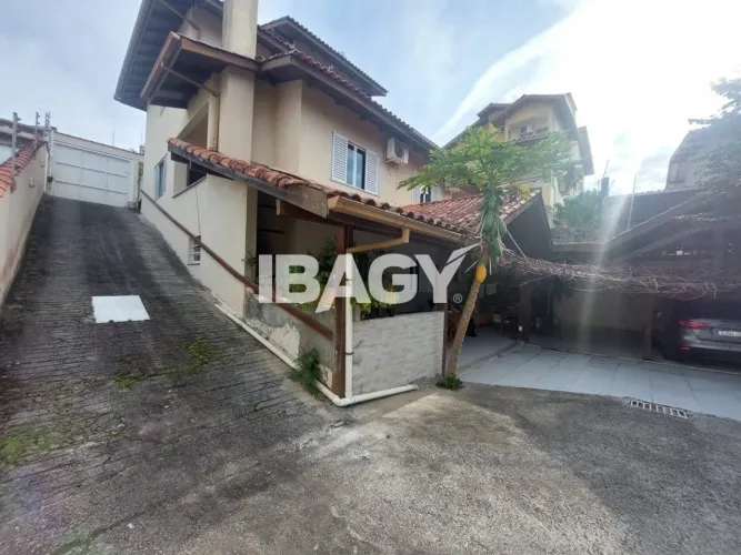 Excelente Casa 5 dormitório(s) em Trindade - Florianópolis