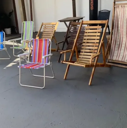 Espreguiçadeiras reclináveis de madeira e fio de aço 