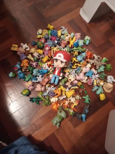 Pokémon - Figure do Red e miniaturas dos pokémons 