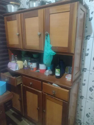 Estou vendo esse armário de madeira em perfeito estado