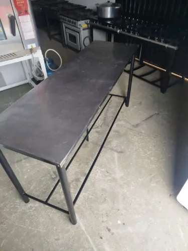 Mesa de inox usada tamanho 1,80 por 56 , de baixo do inox é madeira reforçada 